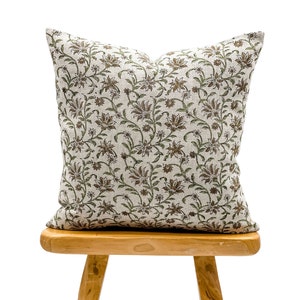 Designer Floral Olivgrün und Erdbraun auf Natürlichem Leinen Kissenbezug, Grüner Kissenbezug, Dekoratives Dekokissen, Floraler Kissenbezug