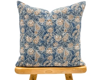 Designer blommönster på örngott i naturligt linne, gråblått och beige örngott, boho kudde, blå kudde, blommigt prydnadskudde