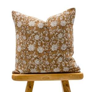 Copricuscino floreale di design in marrone chiaro su lino naturale, copricuscino floreale, cuscino boho, cuscino decorativo, cuscino da fattoria