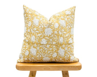 Funda de almohada de lino con diseño floral amarillo sobre blanco roto, funda de almohada amarilla, almohada bohemia, almohada de estilo rústico, almohada floral, decoración de primavera