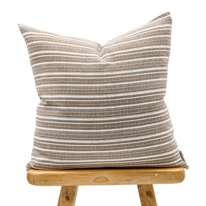 Federa per cuscino Hmong, cuscino decorativo color crema e marrone, federa per cuscino a righe beige, cuscino stile fattoria, cuscino con decorazioni primaverili