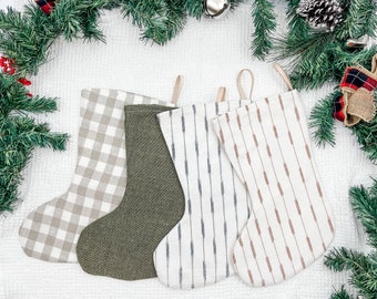 Decoración navideña neutra, medias navideñas neutras, decoración de estilo rústico, decoración navideña de alta gama, medias navideñas blancas y verdes