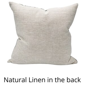 Pu&ograve; includere: Un cuscino quadrato in lino di colore neutro. Il cuscino ha un aspetto strutturato e un colore naturale. Il retro del cuscino &egrave; di un colore pi&ugrave; scuro. Il testo "Natural Linen in the back" si trova nella parte inferiore dell'immagine.
