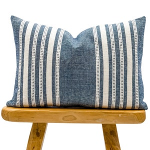 Blaues und weißes Kissen, 14x20 Kissen, Lendenkissen, Blaues Inlett Streifen Kissen, handgewebtes Kissen Blau, weißes und blaues Kissen
