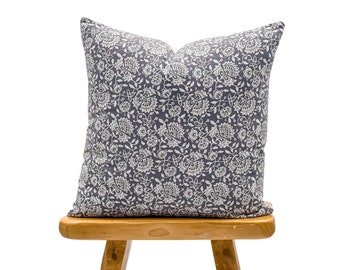 Designer bloemenkussenhoes in blauwgrijs, kussensloop met accent bloemen, boerderijkussen, decoratief sierkussen, donkerblauwgrijs kussen
