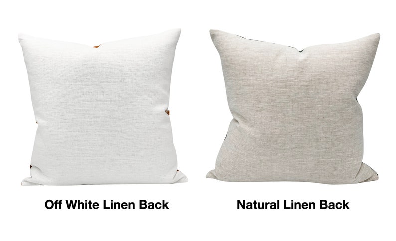 Pode incluir: Duas almofadas quadradas de linho. Uma &eacute; branco sujo, a outra &eacute; linho natural. Ambas t&ecirc;m uma apar&ecirc;ncia texturizada e detalhes marrons. O texto na imagem diz "Off White Linen Back" e "Natural Linen Back".
