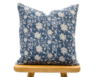 Housse de coussin floral bleu marine sur lin naturel, housse de coussin bleu indigo, coussin bohème, coussin décoratif, taie d'oreiller floral