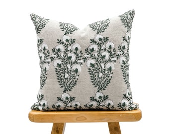 Designerblommigt örngott på naturligt linne, olivgrönt och vitt örngott, bohemiskt örngott, dekorativa prydnadskuddar, grön blommig örngott