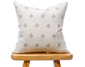 Weiß und hellbraun gepunktetes Hmong Kissen, feiner Baumwollkissenbezug, Beige Baumwolle Batikkissen, Modernes Bauernhauskissen, Boho Tribalkissen
