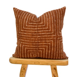 Oreiller africain authentique, oreiller en tissu de boue tissé à la main, rouille brune avec taie d'oreiller lignes blanches | Housse de coussin, coussin de canapé 20 x 20