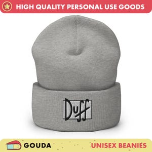 Puede incluir: Gorro unisex gris con un logotipo bordado en negro que dice "Duff" en un rectángulo.