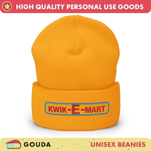 Puede incluir: Un gorro amarillo brillante con un parche bordado en rojo, azul y amarillo que dice "KWIK-E-MART".