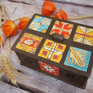 Caja de cerámica "Magic" Modelada a mano y pintada con patrón étnico símbolo de huevo ucraniano. Jarra de decoración de la habitación.