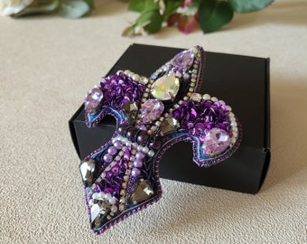 Handgemachte Brosche. Fleur de Lis Brosche. Damen Accessoires. Perlenschmuck. Bestickte Brosche. Geschenk für Sie. Anstecknadel Brosche. Geschenkidee.