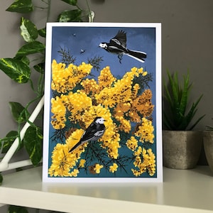Alvéolas-de-bico-branco em tojo, cartão feito à mão, cartão de alvéola-de-bico-branco, flores de tojo, cartão de arte, cartão para qualquer ocasião, tojo amarelo, pássaros britânicos, alvéola-de-bico-branco