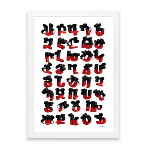 Puede incluir: Una impresión enmarcada en blanco con un alfabeto negro y rojo con orejas y guantes de Mickey Mouse. Cada letra está en estilo 3D y tiene un esquema de color negro y rojo.