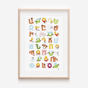 Könnte beinhalten: Ein farbenfroher Alphabet-Poster mit dem armenischen Alphabet, wobei jeder Buchstabe als ein Cartoon-Tier illustriert ist. Die Buchstaben sind in verschiedenen Farben gehalten und in einem Raster angeordnet.