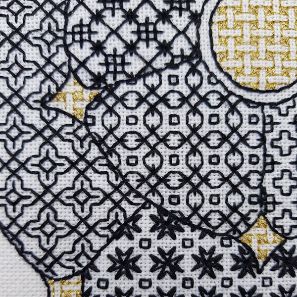 Modèle  de broderie, Rose Tudor, motifs Blackwork, sampler de points, géométrique, noir et blanc, fil doré, traditionnel, style historique