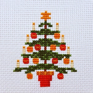 Modèle en point de croix, arbre de Noël, broderie à faire, jours fériés, idée cartes de vœux, art en tambour, bougies et boules, décoration