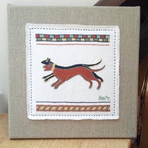 バイユー ステッチ、狩猟犬、跳躍する犬、走る動物、タペストリーのモチーフ、クルーエル刺繍、中世スタイル、伝統的な模様、ウール