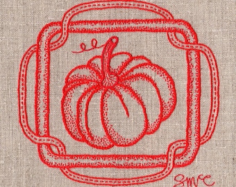 Puede incluir: Diseño de calabaza bordada en rojo sobre un fondo de tela de lino. La calabaza está rodeada de un marco bordado rojo.