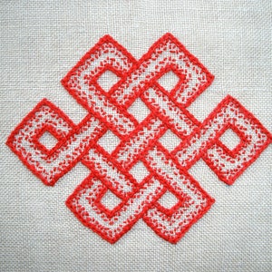 Peut inclure: Motif de nœud rouge brodé sur un tissu de lin beige. Le nœud est un symbole traditionnel de chance et de fortune.