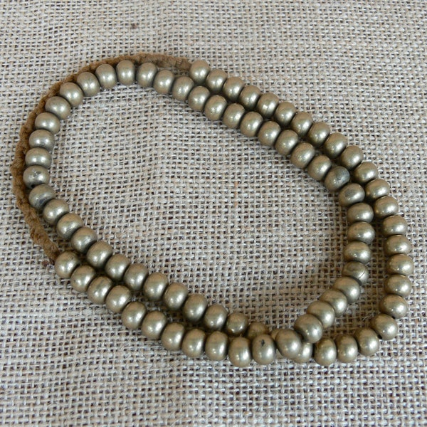 Collier de perles en laiton, pour femme ou homme, collier ethnique bohème chic, fait main, provenance Népal.