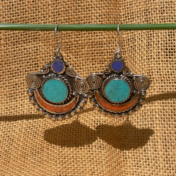 Boucles d'Oreilles Pendantes Originales de Style Tibétain en Turquoise Lapis Lazuli Corail - accroche en argent 925 - Népal