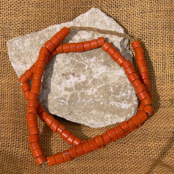 Collier de Perles, Pâte de verre, Couleur Rouge Corail, Style Ethnique Bohème Chic, Népal.