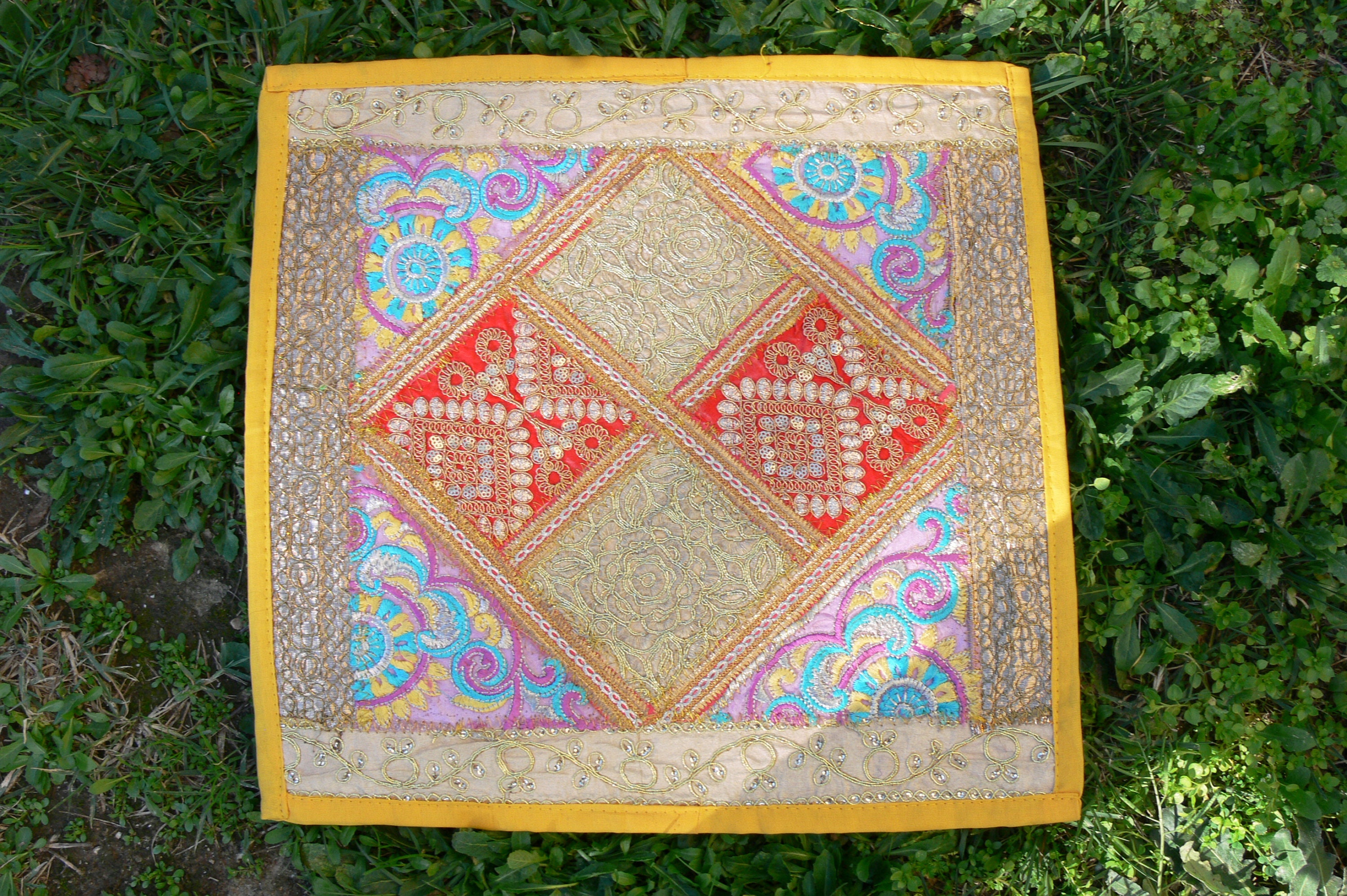 Housse de Coussin Indienne Ethnique Brodée, 42x42cm, Couleurs Vibrantes, Belle en Tenture Murale Éga