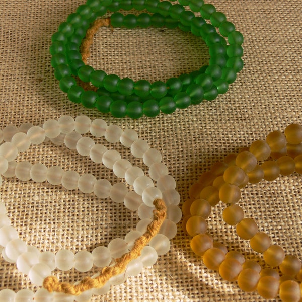 Collier de perles de verre vert, caramel, blanc de style bohème ethnique chic, provenance népal