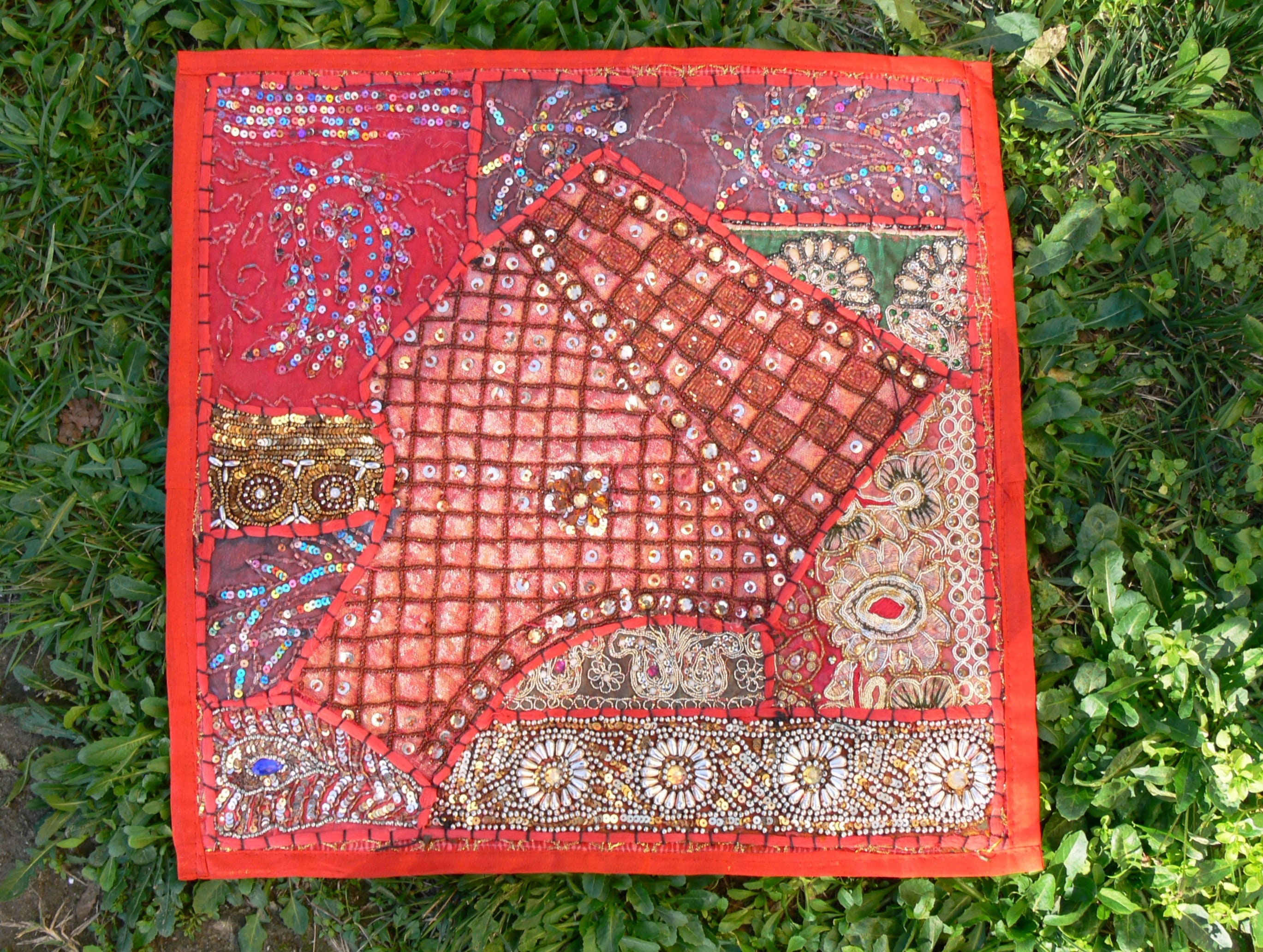 Housse de Coussin Indienne Ethnique Brodée, 42x42cm, Couleurs Vibrantes, Belle en Tenture Murale Éga