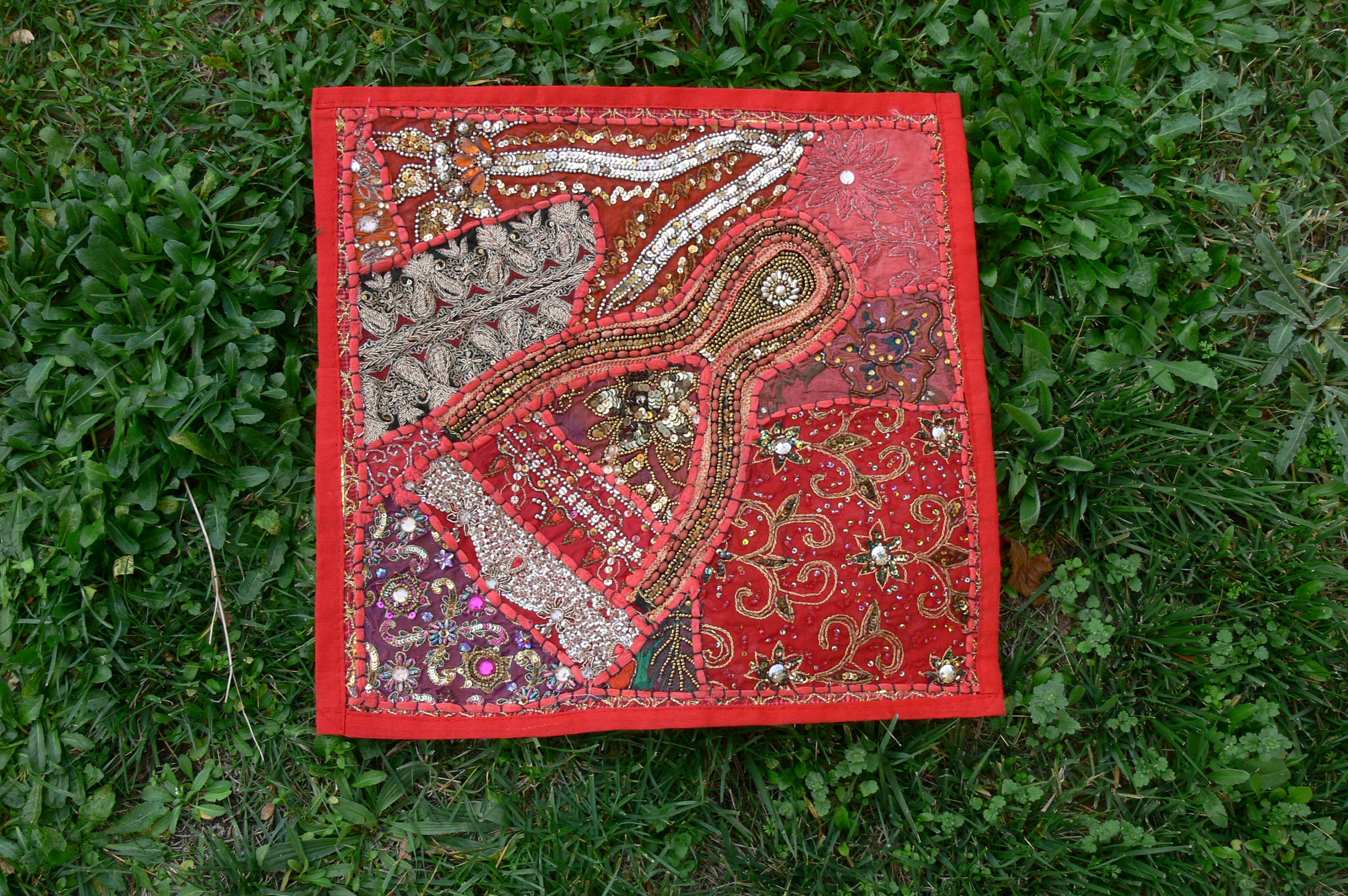 Housse de Coussin Indienne Ethnique Brodée, 42x42cm, Couleurs Vibrantes, Belle en Tenture Murale Éga