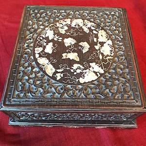 Antieke doos uit Indochina/Vietnam, antieke sieradendoos, grote gegraveerde parelmoeren doos, gesneden hout, verzamelobject.