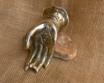 Poignée de porte ou meuble, en laiton dorée représentant la main de Bouddha, Népal
