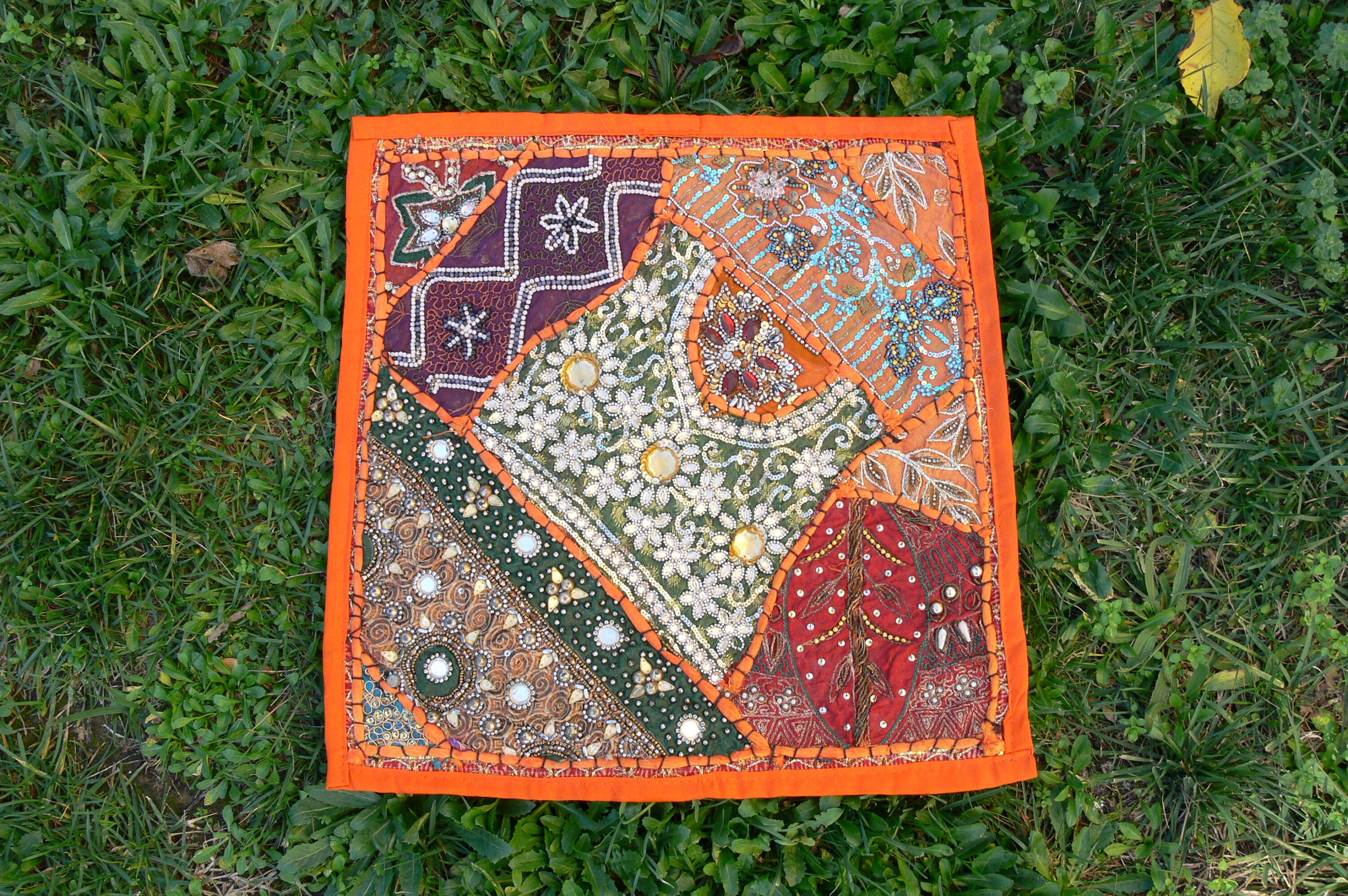 Housse de Coussin Indienne Ethnique Brodée, 42x42cm, Couleurs Vibrantes, Belle en Tenture Murale Éga