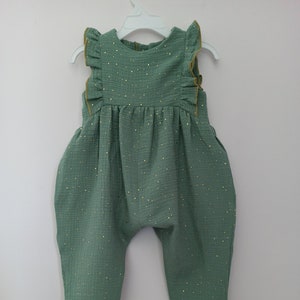 Jumpsuit-Stramplerkleid mit langen Ärmeln und Rüschenhose