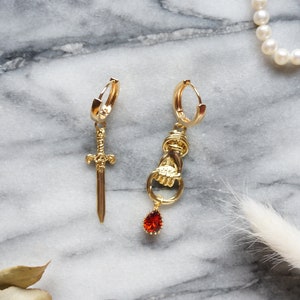 LA MAIN Épée en or et boucles d&#39;oreilles en forme de larme dépareillées Huggie / Boucles d&#39;oreilles rouges en forme de larme