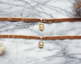 CAMEO- Okerbruine stretch fluwelen choker met portrethanger in goud/zilver/donkere Academia choker