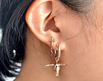 Pendientes de aro con calavera de toro dorada