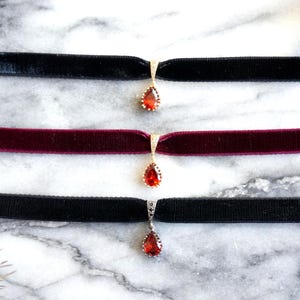 RUBY dieprode druppelvormige choker en bordeaux/zwarte fluwelen choker met stretch