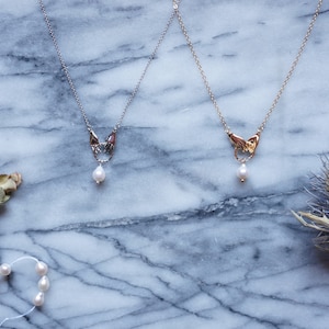 HAND-PICKED Teardrop Perle und Hände zierliche Halskette