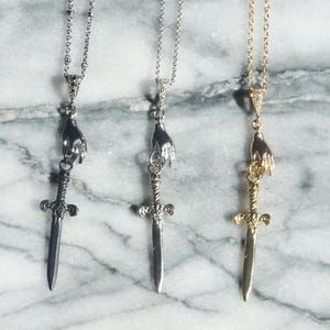 Collier tarot or/argent reine des épées / collier poignard / collier délicat tarot main