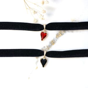 Gargantilla de terciopelo negro con corazón rojo de Alice Black
