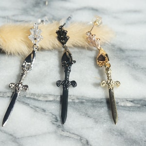 Orecchini dei Tarocchi Regina di Spade in oro/argento/canna di fucile / Orecchini a pugnale / Orecchini a mano dei Tarocchi