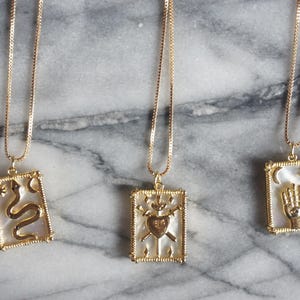 Collares de nácar con cartas del Tarot de oro / Tres de espadas / La Serpiente / La fortuna
