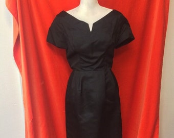 Jerry Parnis fitted v neck 60s sheath day dress black size 4