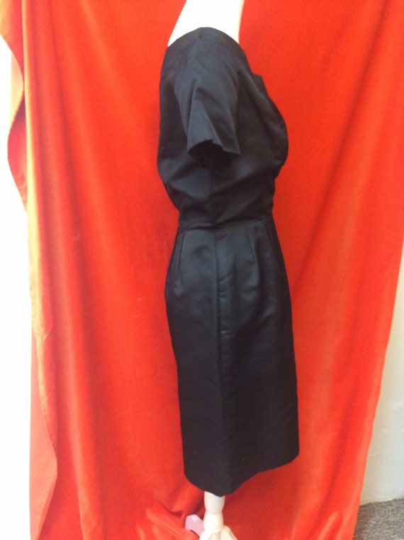 Jerry Parnis fitted v neck 60s sheath day dress b… - image 3