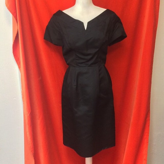 Jerry Parnis fitted v neck 60s sheath day dress b… - image 1
