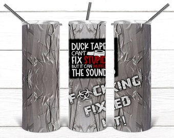 Könnte beinhalten: Drei Edelstahlbecher mit einem Klebeband-Design. Der mittlere Becher hat den Text "Duck Tape Can't Fix Stupid But It Can Muffle The Sound" mit einer Rolle Klebeband und einem Biohazard-Symbol. Der rechte Becher hat den Text "F*cking Fixed It!" in Schwarzweiß.